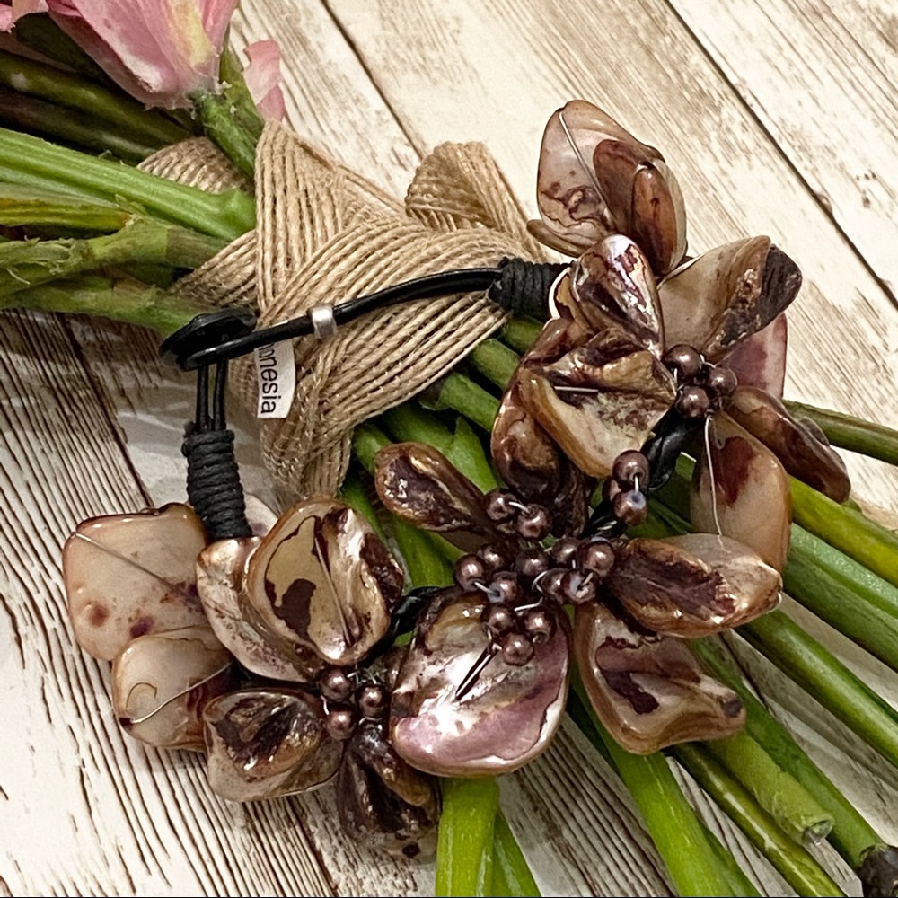 Mother of Pearl Brown Flower Bracelet - Picture 6 of 12